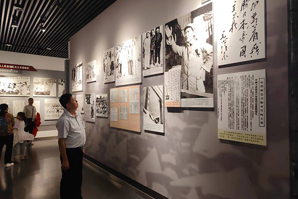 支部书记彭顺和在驻足认真学习 /cxyq/20240924101012-FtgmvMO7WnVuV9KeKttCCwhiufb-.jpg