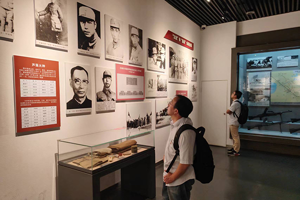 支部副书记袁海军在驻足认真学习 /cxyq/20240924101022-FkU0Osk1xWOKBHnXoH9c20ryqQyM.jpg