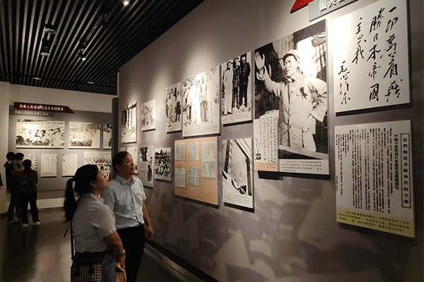 党员同志们驻足认真学习 /cxyq/20240924101032-Fp_M38M4pxsmrGFMbJ-kU2mk6vV8.jpg