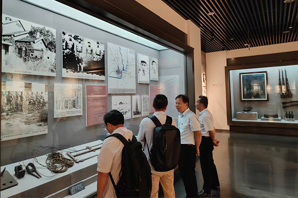 党员同志们驻足认真学习 /cxyq/20240924101052-FseCueiys1Ppb6eoJPkC8Pnq6E3e.jpg