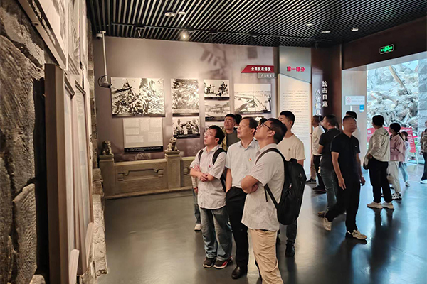 党员同志们驻足认真学习 /cxyq/20240924101101-Fo6rK2l_shZ1lFUgjDV406Eo_ab2.jpg