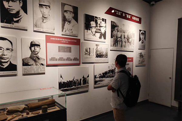 党员同志们驻足认真学习 /cxyq/20240924101110-Ft3ne1-H21fFZwqyL-2Lg8Gc2pLA.jpg