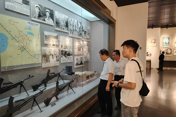 党员同志们驻足认真学习 /cxyq/20240924101116-FgSSoSvlbEfY5ctiAGo6Txmw4nYz.jpg