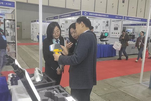 为嘉宾演示手持式光谱仪检测 /cxyq/20250328100157-Ftkz7cnzbkYlry6x9p7K12HINpl7.jpg