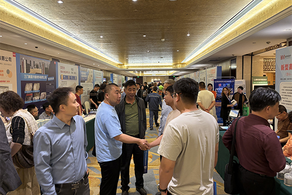 展会现场人头攒动 /cxyq/20250416145851-FtgxJtTBd0plBXoCu0385BC3koGe.jpg